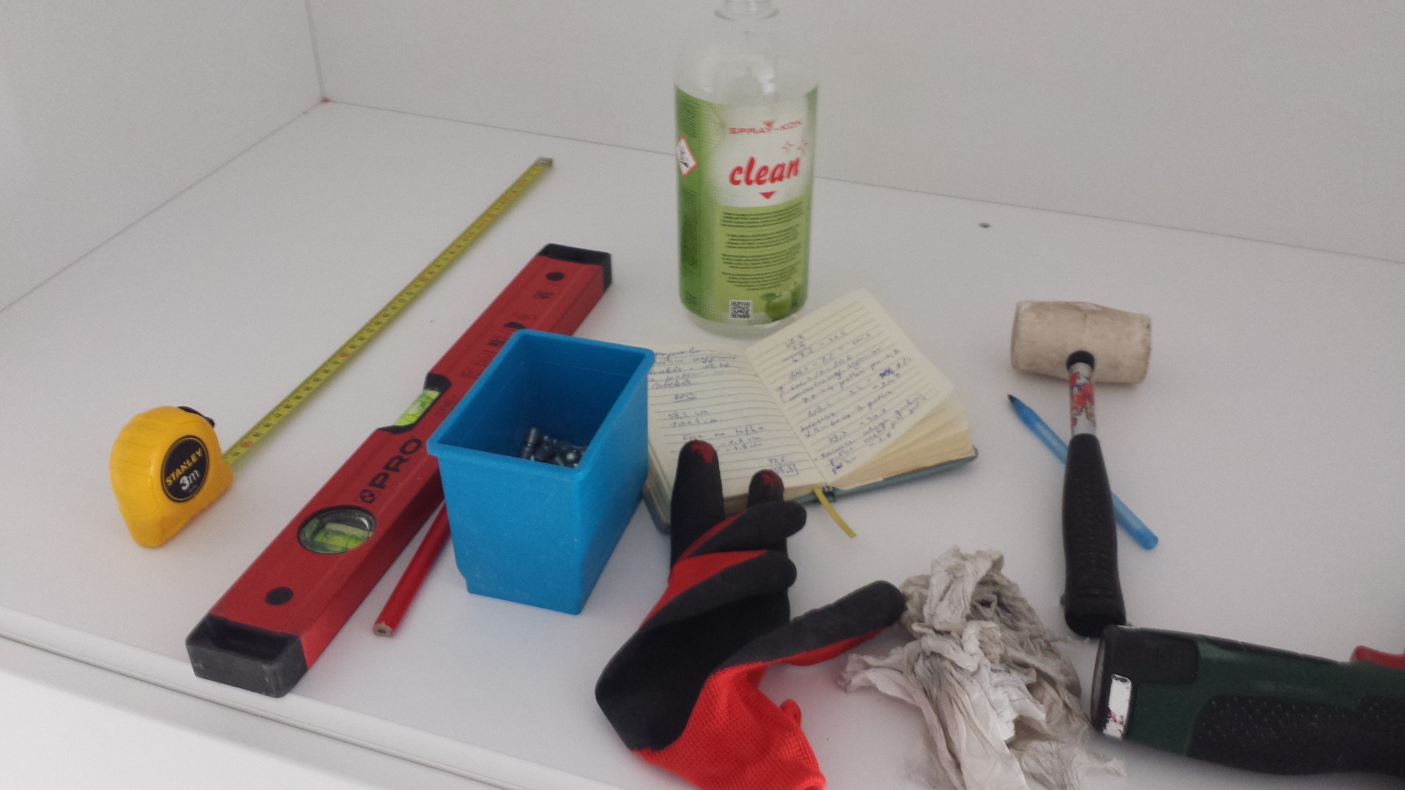 Podstawa to poziomy, piony, młoteczek na wypadek :) notatki bo czasami myśli są ulotne :)