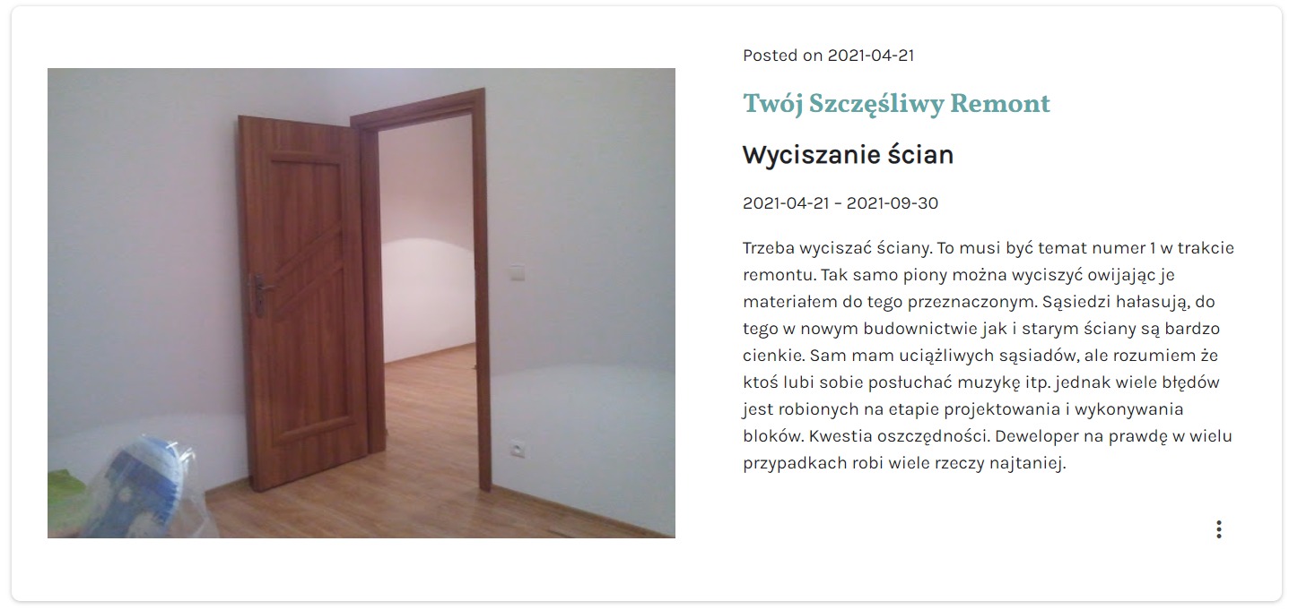 Otwarta drewniana okleina drzwiowa w nowo wyremontowanym pokoju z drewnianą podłogą, widoczne białe ściany z gładzią i wystające gniazdko elektryczne.