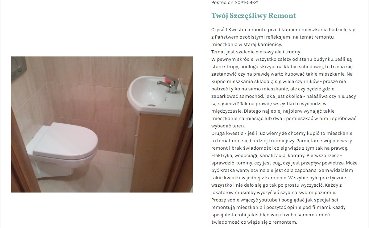 Mała łazienka w beżowych płytkach, z wiszącą muszlą klozetową i umywalką narożną na szafce; widoczne przyłącza wodno-kanalizacyjne.