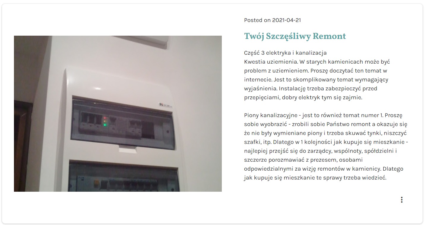 Biała skrzynka elektryczna z widocznymi bezpiecznikami i wskaźnikami LED, zamontowana na ścianie wewnątrz pomieszczenia.