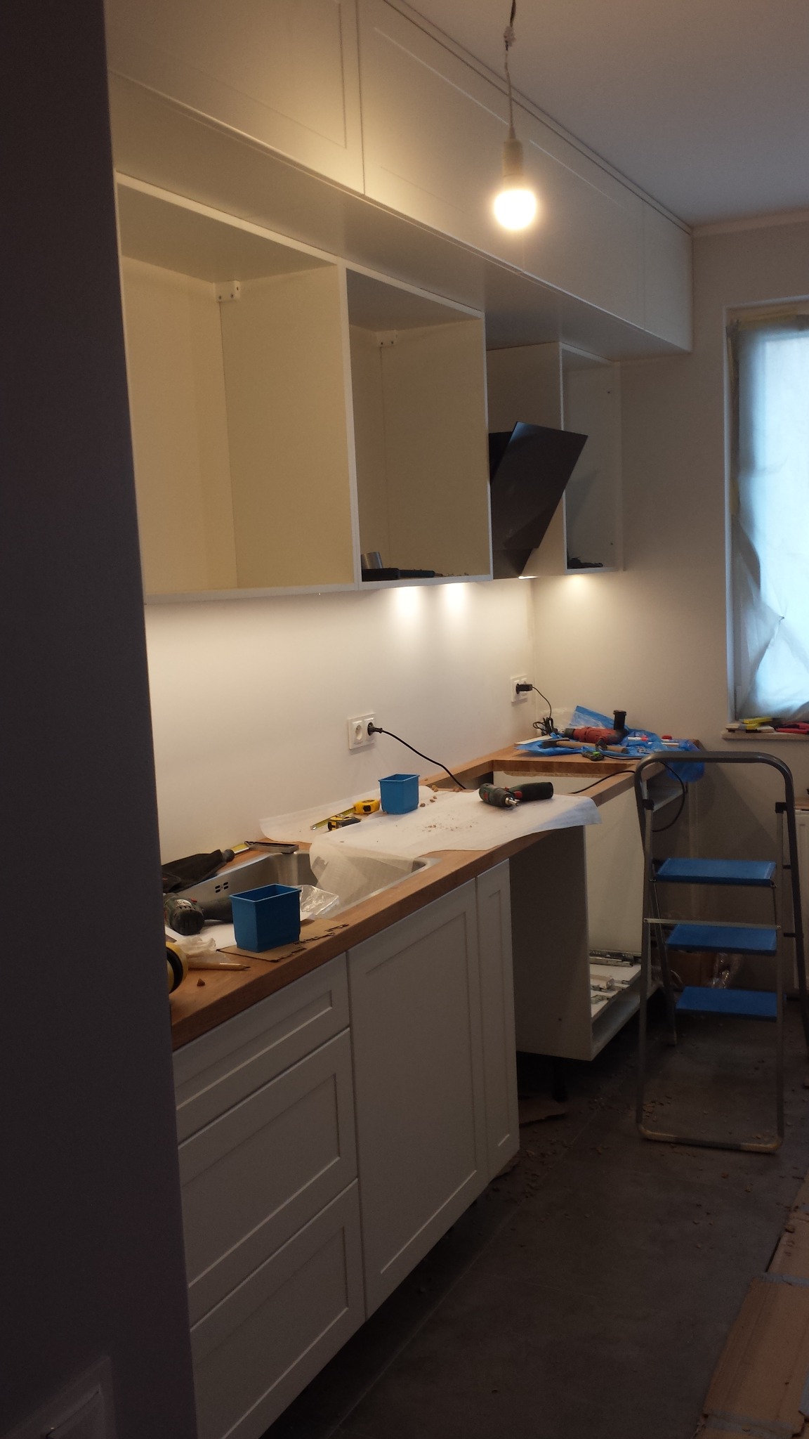 zdjęcia z prac podczas montażu mebli.