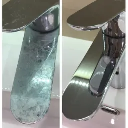 Porównanie baterii umywalkowej przed i po czyszczeniu z osadów kamienia, widoczne wyraźne różnice w połysku i czystości.