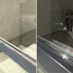 Porównanie okna przed i po umyciu: brudna szyba z osadem i czysta, lśniąca szyba z widocznym odbiciem krzesła w tle.