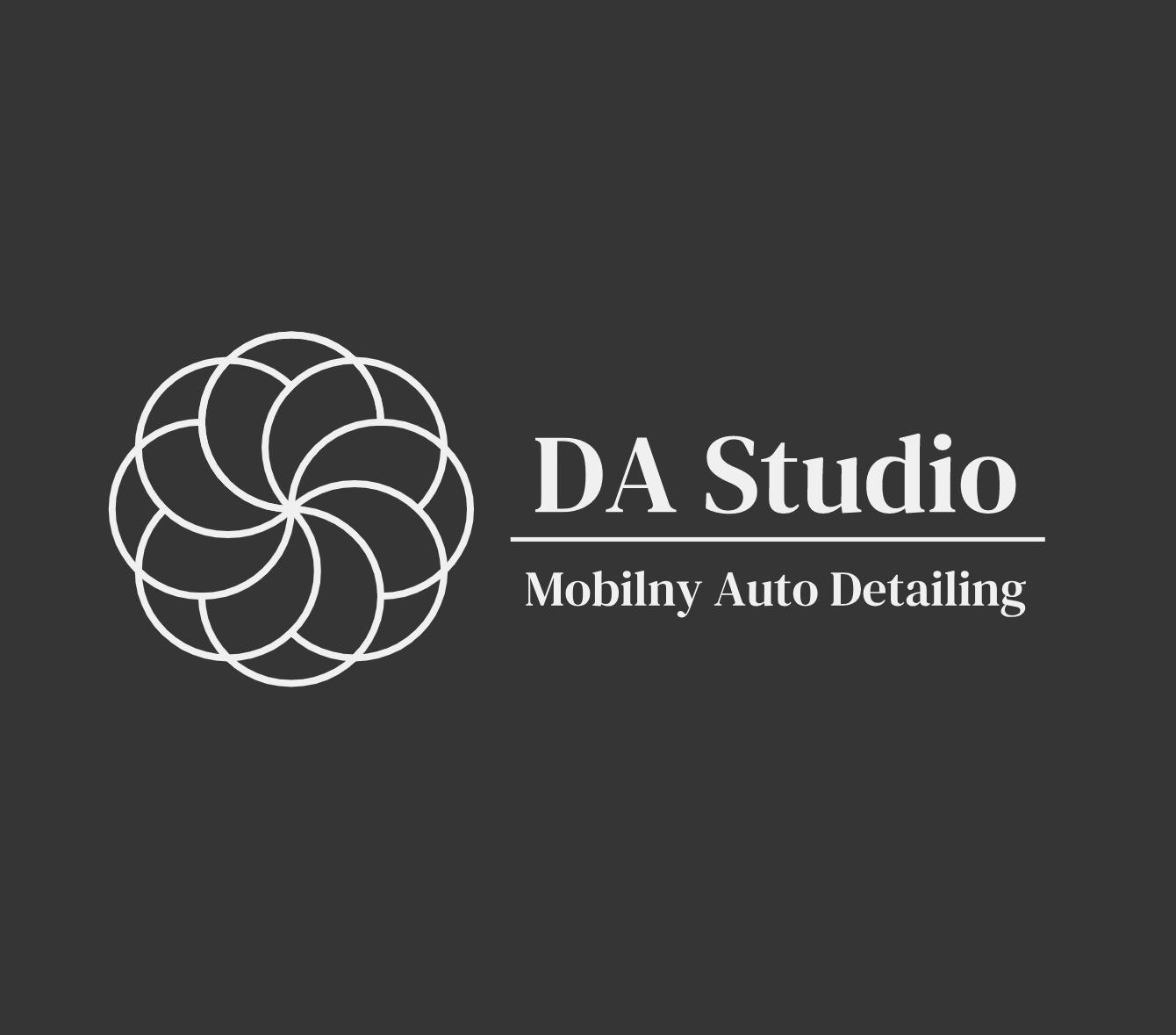 Logo firmy DA Studio Mobilny Auto Detailing z abstrakcyjnym kwiatowym symbolem po lewej stronie na ciemnoszarym tle.