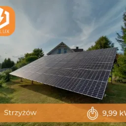 Panel słoneczny na trawniku przed domem jednorodzinnym, z logo firmy Airlux w rogu i informacją o lokalizacji Strzyżów oraz mocy 9,99 kWp.