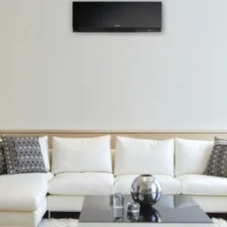 Czarny panel ścienny w nowoczesnym salonie z białą sofą i stolikiem kawowym, minimalistyczny design.