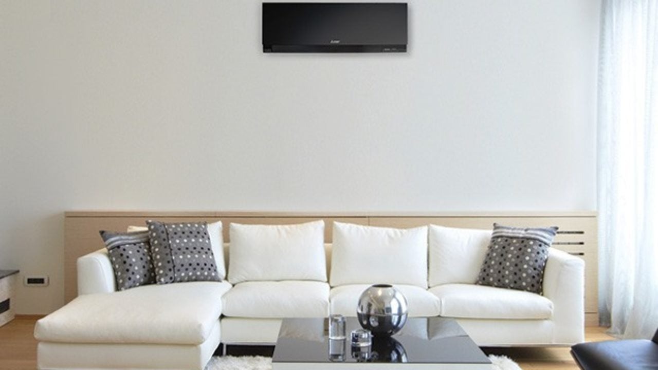 Czarny panel ścienny w nowoczesnym salonie z białą sofą i stolikiem kawowym, minimalistyczny design.