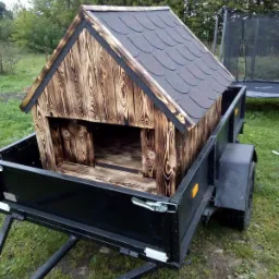 Buda dla psa wykonana z drewna opalanego pochodzącego z Zielonych Płuc Polski