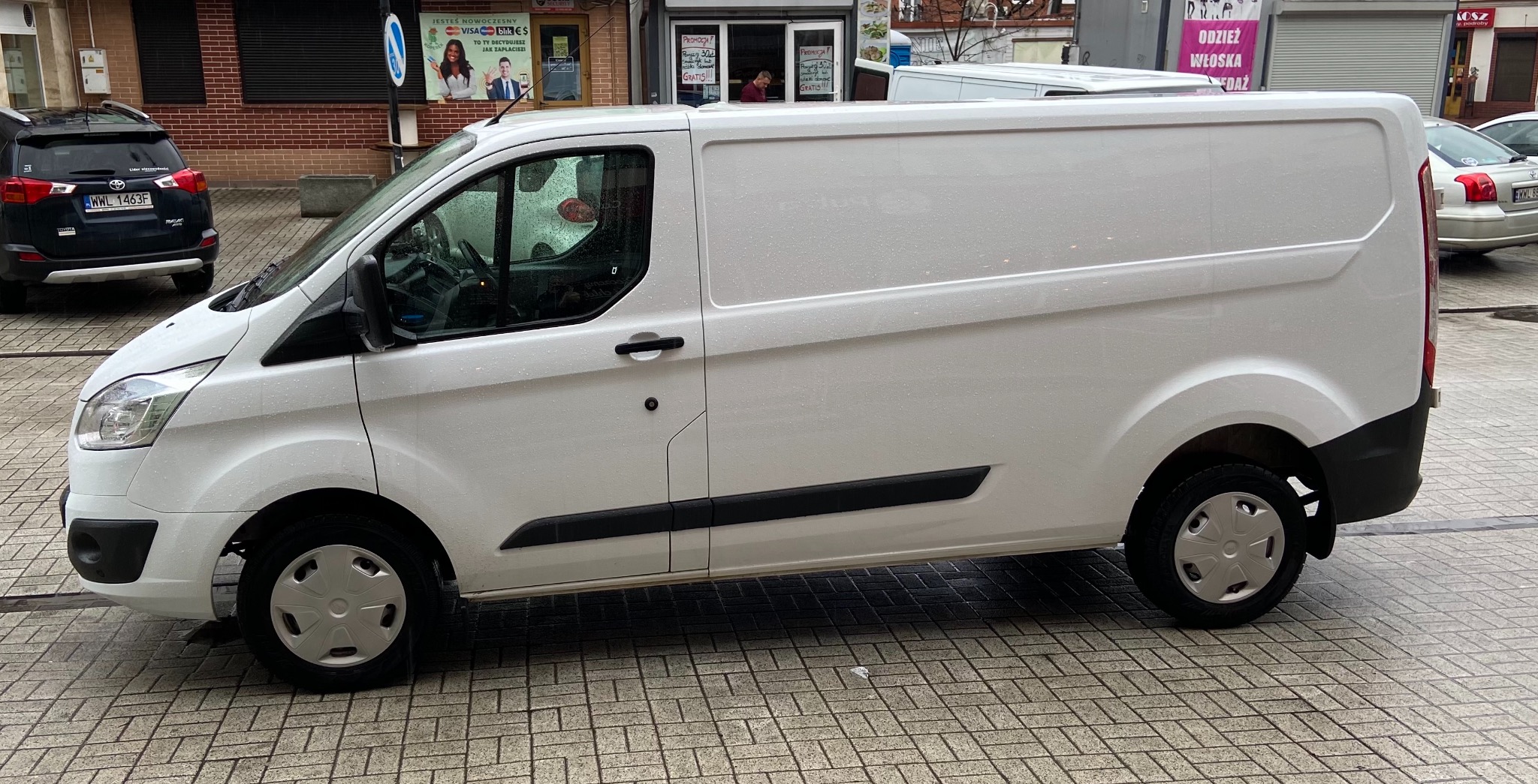 Ford Transit Custom, ładowność 1400 kg, max. 4 europalety, wymiary paki: dł. 290cm, szer. 170 cm, wys. 140cm.