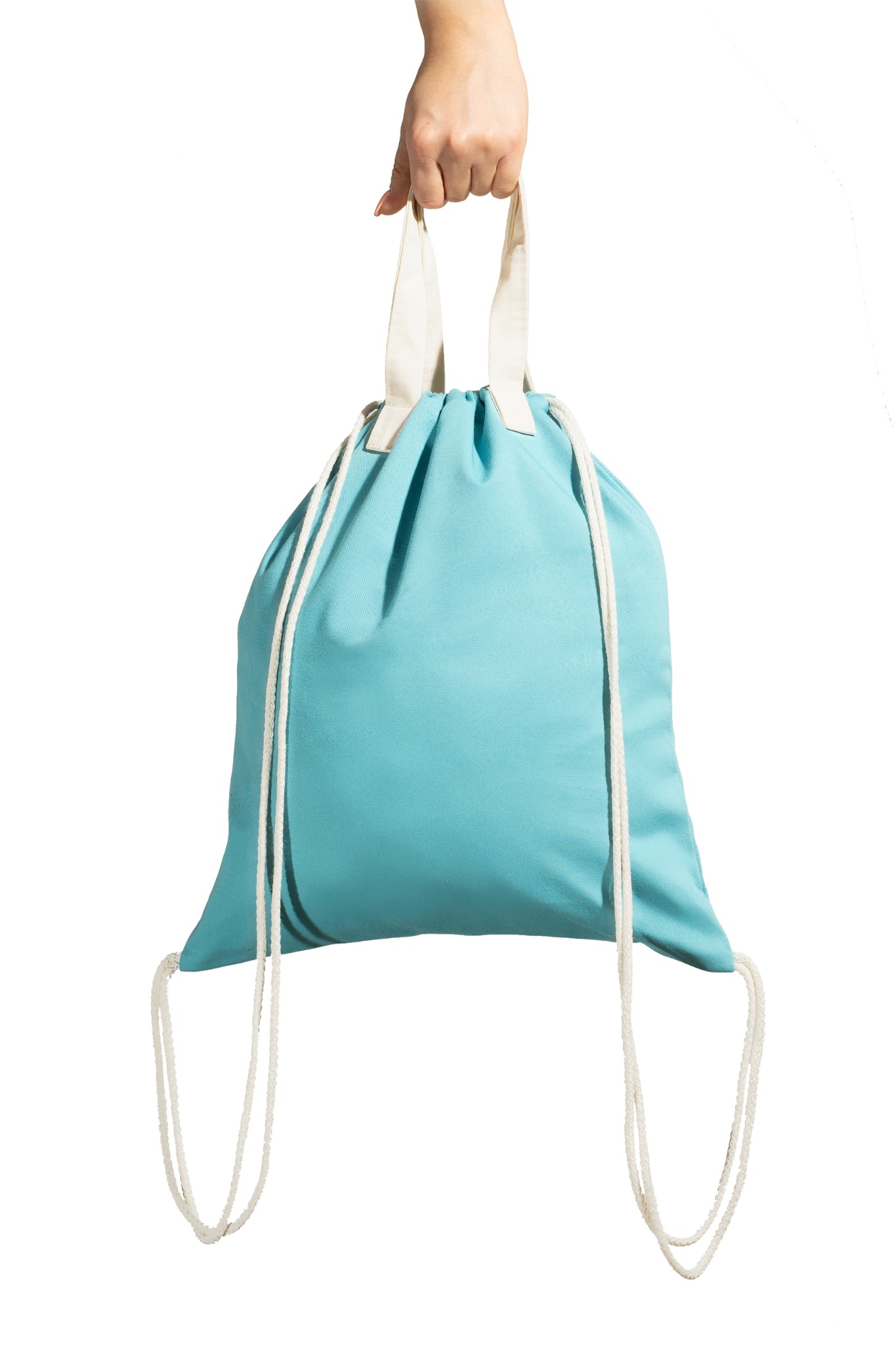 Błękitny, materiałowy worek ze sznurkami i uchwytami, trzymany w dłoni na białym tle.