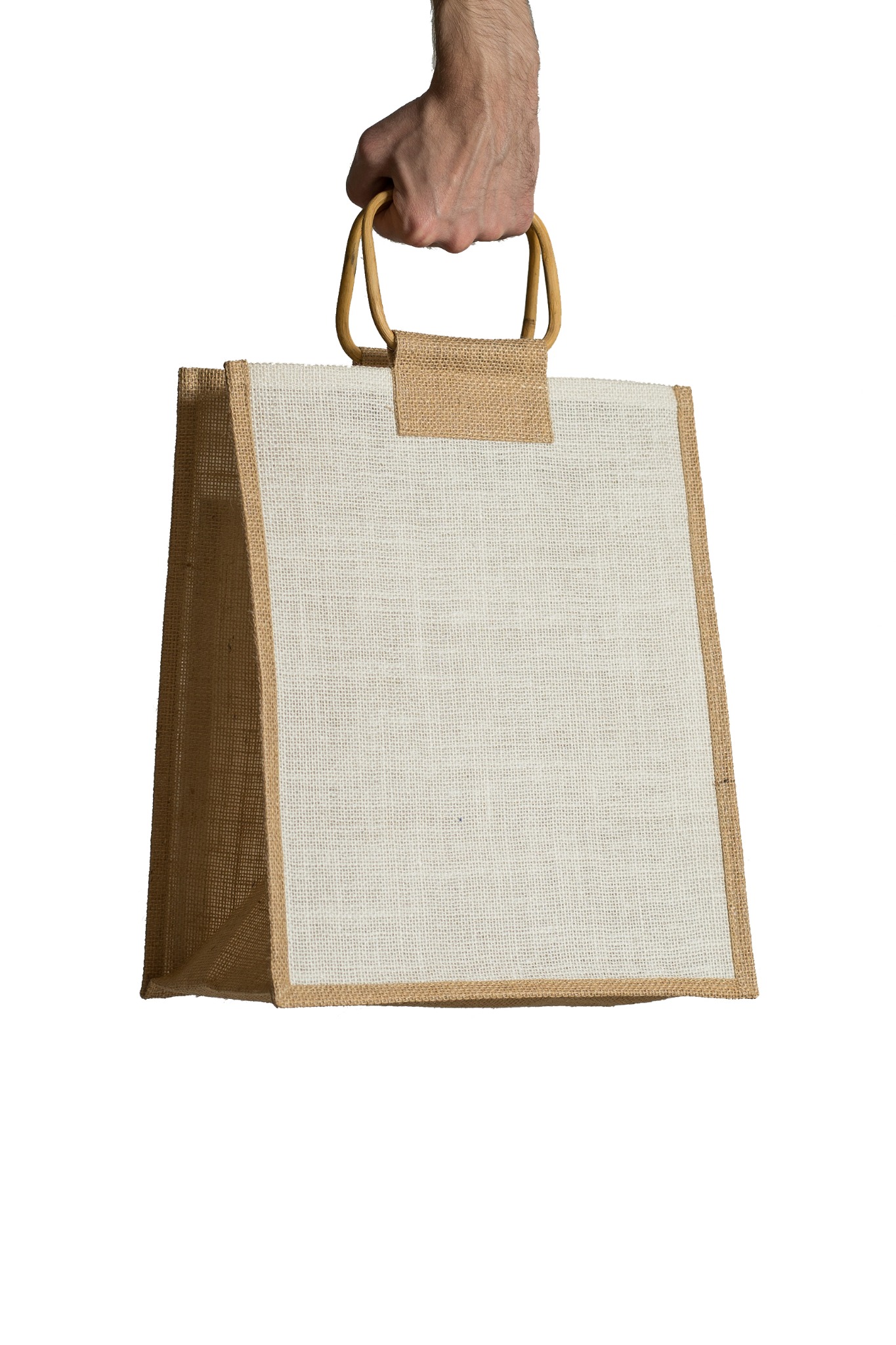 Ręka trzyma lnianą torbę z drewnianymi uchwytami na białym tle.