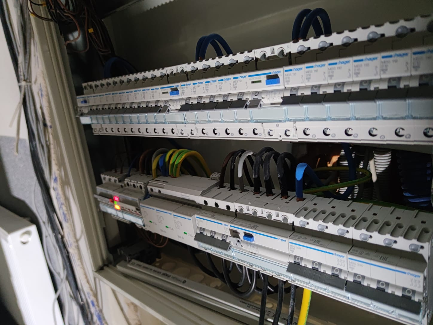 Rozdzielnia elektryczna Hager z przewodami w skrzynce, zamontowana w Katowicach, widok z boku.