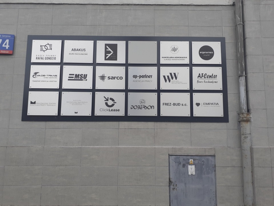 Tablica informacyjna z dibondu szczotkowanego.