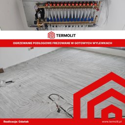 Termolit - Rozdzielacz ogrzewania podłogowego zamontowany na ścianie, widoczne frezowane rowki w gotowej wylewce pod rurki ogrzewania podłogowego, instalacja w trakcie montażu, widoczne przewody.