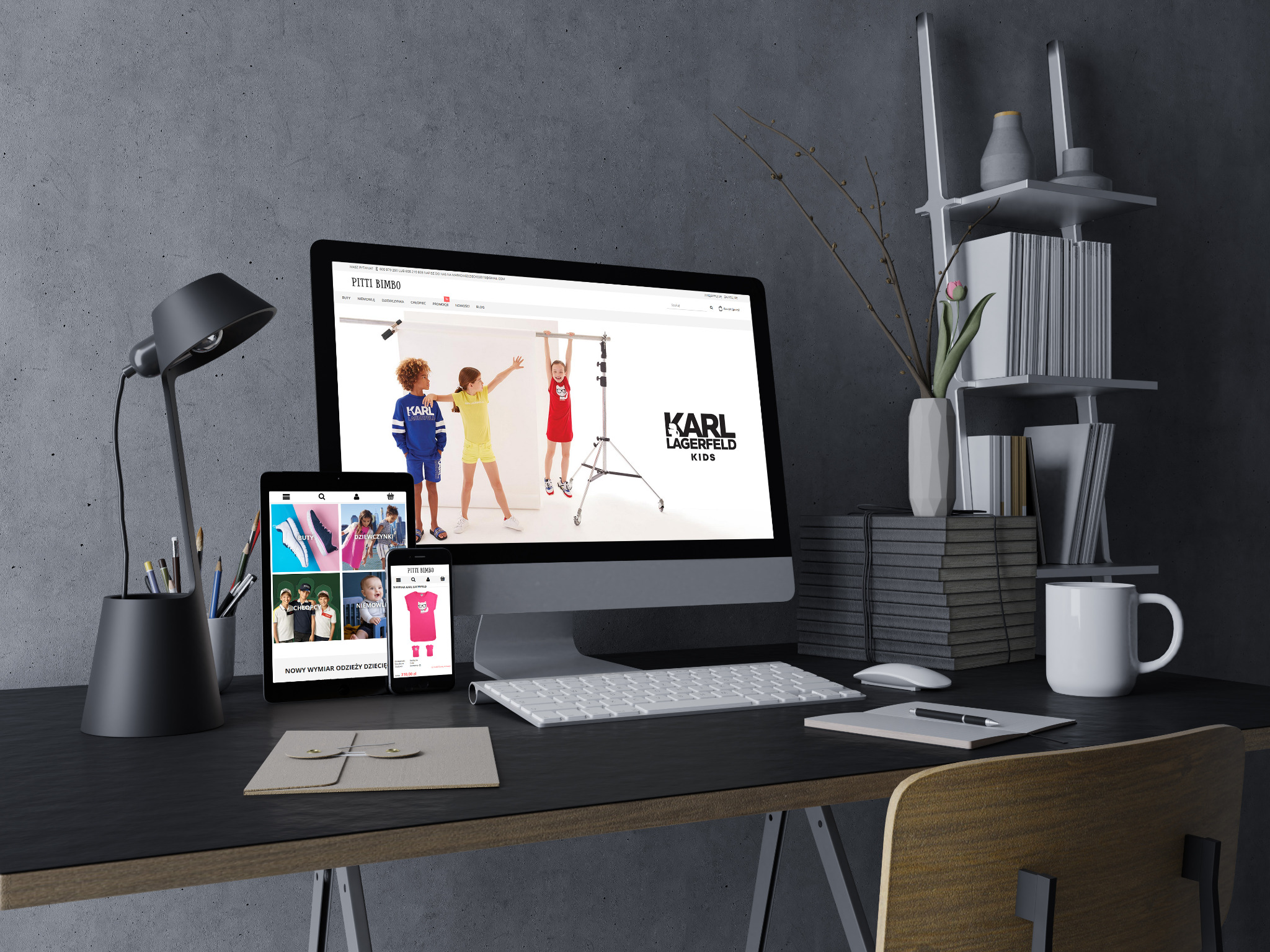 Prezentacja responsywnej strony sklepu internetowego z odzieżą dziecięcą 'pittibimbo.pl' na monitorze, tablecie i smartfonie, widok na biurko z lampką, notatnikiem i kubkiem.