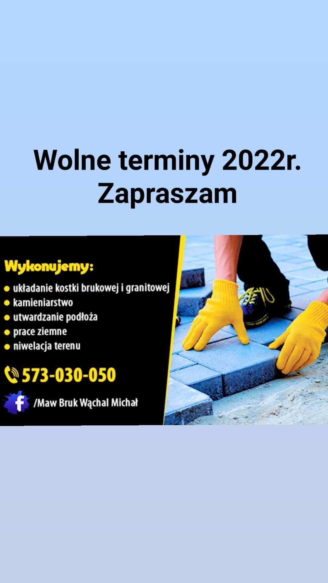 Reklama firmy brukarskiej z informacją o wolnych terminach w 2022 roku, prezentująca układanie kostki brukowej przez pracownika w żółtych rękawicach.