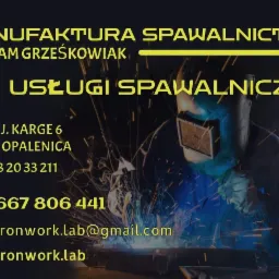 Grafika reklamowa firmy spawalniczej: spawacz w masce podczas pracy, iskry, dane kontaktowe i logo firmy 'Manufaktura Spawalnictwa Adam Grześkowiak'.