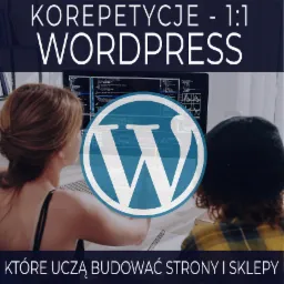 Dwie osoby uczą się budowy stron internetowych na przykładzie kodu wyświetlanego na ekranie laptopa z logo WordPress w tle.