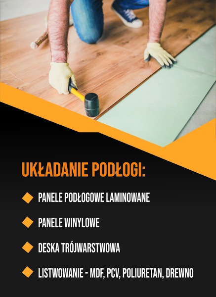 Mężczyzna w rękawicach roboczych dobija gumowym młotkiem panel podłogowy, widoczny fragment podkładu i kolejny panel gotowy do montażu.