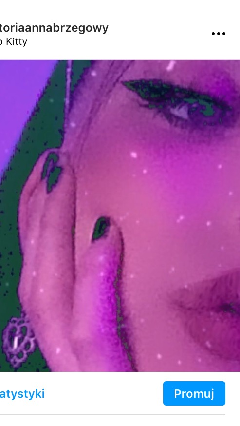 Portret kobiety w Tarnowie z intensywnym, artystycznym makijażem w odcieniach różu i fioletu oraz z efektem rozgwieżdżonego nieba na twarzy.