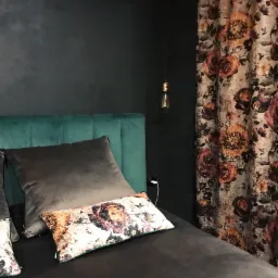 Dekoracje do sypialni w motyw malowanych róż i peonii.