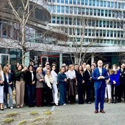 Westate Śródmieście - Grupa agentów nieruchomości pozuje na tle nowoczesnego biurowca z logo firmy na elewacji.