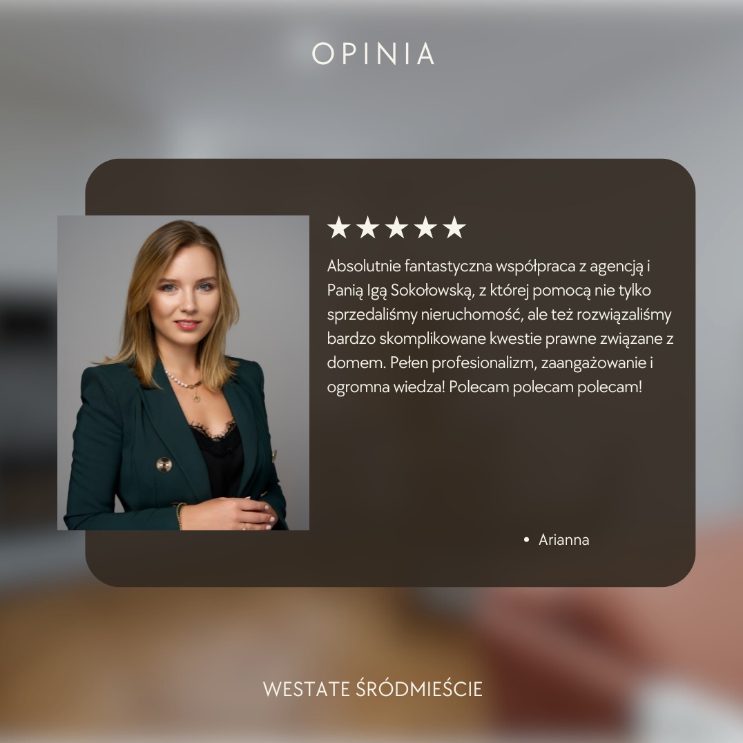 Opinia z pięcioma gwiazdkami o agencji nieruchomości Westate Śródmieście, z portretem kobiety, prawdopodobnie agentki Igi Sokołowskiej, w zielonej marynarce.
