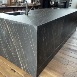 Wyspa kuchenna ze spieku kwarcowego Laminam