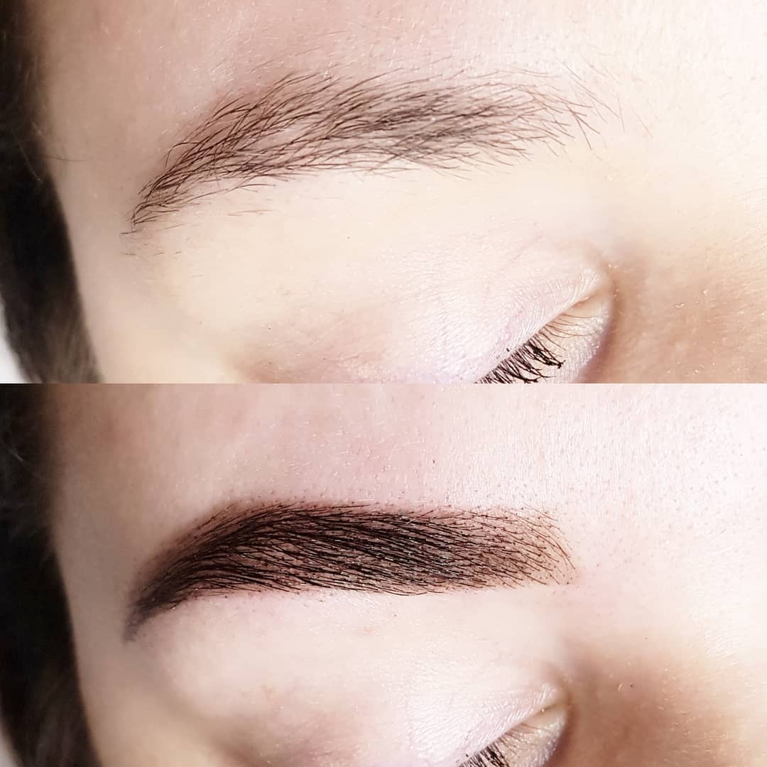 Zbliżenie na brwi przed i po zabiegu microbladingu, widoczne różnice w kształcie i gęstości, skóra wokół zaczerwieniona.