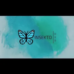 Logo firmy 'INSEKTO DDD' przedstawiające stylizowanego, niebieskiego motyla na tle akwarelowej plamy w odcieniach turkusu.