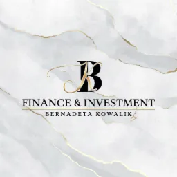 Eleganckie logo firmy Finance & Investment Bernadeta Kowalik z czarno-złotym monogramem BK na tle imitującym marmur z delikatnymi złotymi żyłkami.