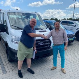 Ja z Klientem na wydaniu auta u dealera na placu.