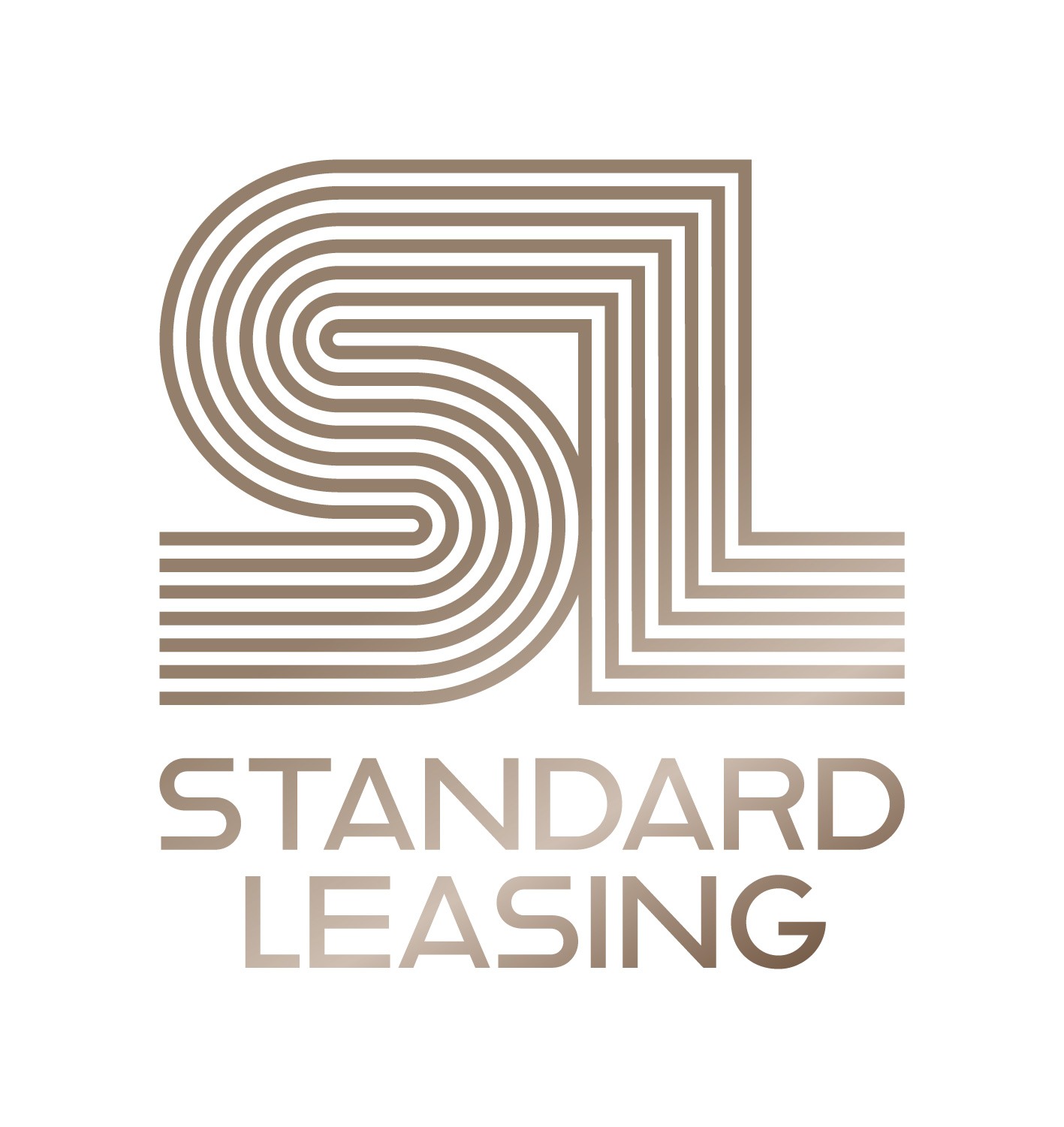Minimalistyczne logo w odcieniach beżu przedstawiające stylizowane litery 'SL' utworzone z równoległych linii, poniżej napis 'STANDARD LEASING' w prostym kroju.