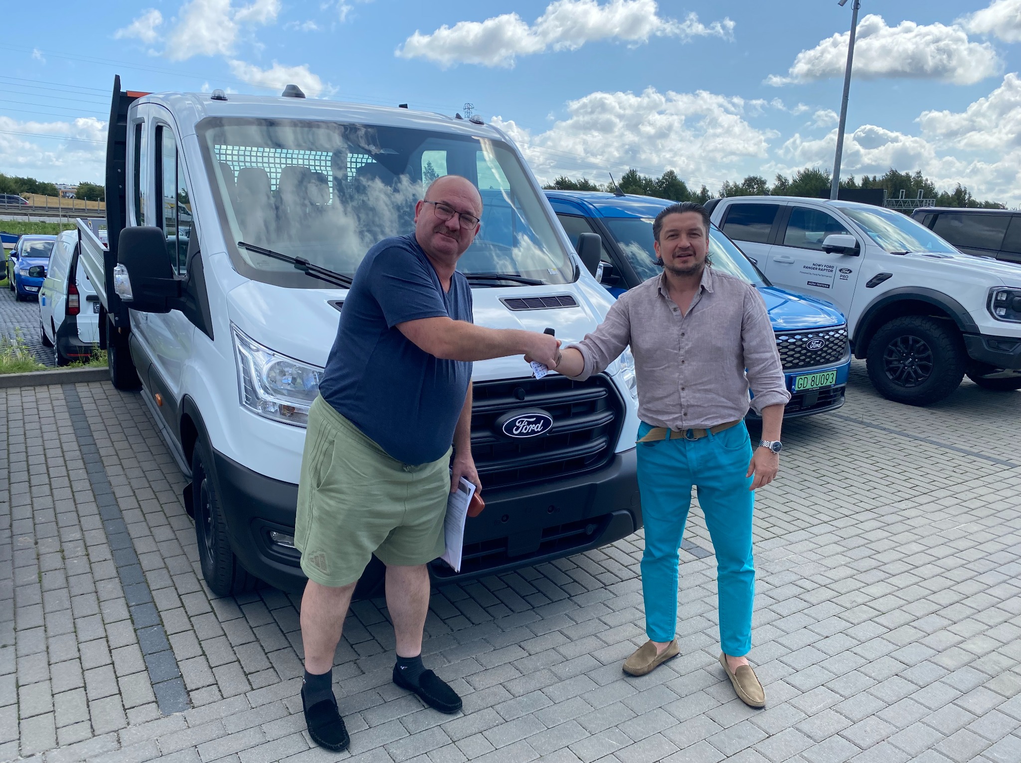 Ja z Klientem na wydaniu auta u dealera na placu.
