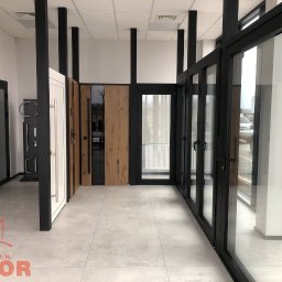 DOOR Filipek sp.k Producent ślusarki i stolarki budowlanej z aluminium i PCV - Salon wystawowy naszych produktów, okna drzwi konstrukcje aluminiowe
