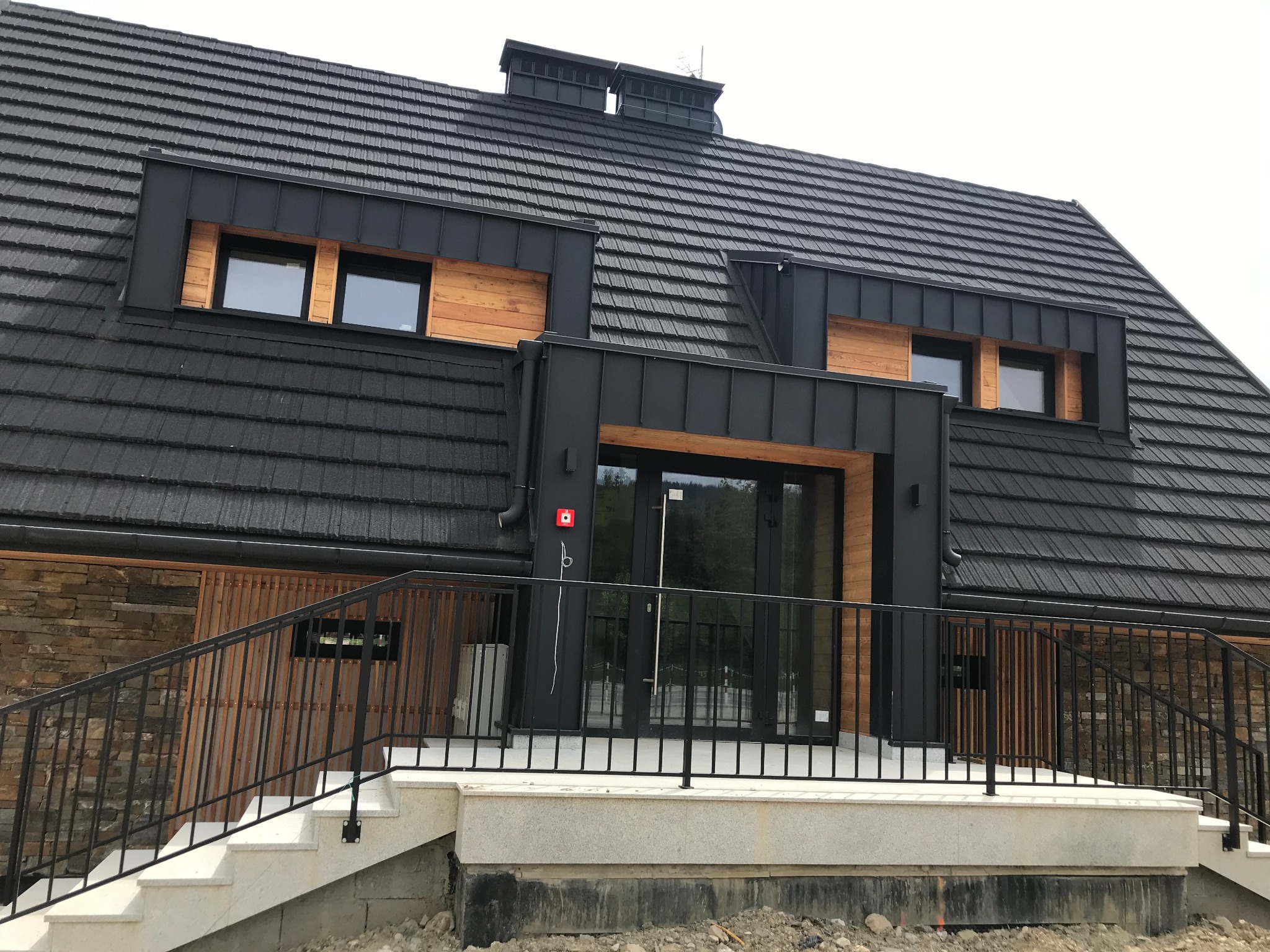 Aluminiowe okna i drzwi w Kościelisku DOOR Filipek