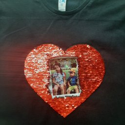 Super-Druk - Czarna koszulka z cekinowym sercem, wewnątrz którego umieszczono zdjęcie dwójki dzieci siedzących na ławce.