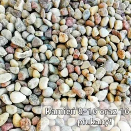 Gładkie, płukane kamienie ozdobne o frakcji 8-16 mm i 16-32 mm, w odcieniach bieli, beżu, szarości i różu, ułożone w dużej kupie.