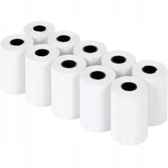 Rolki białego papieru termicznego, ustawione w rzędach, widoczne czarne otwory w środku rolek.