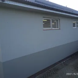 Malowanie elewacji na hali produkcyjnej