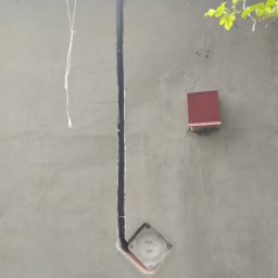 Podłączenie instalacji do gniazda trójfazowego na zewnątrz budynku.