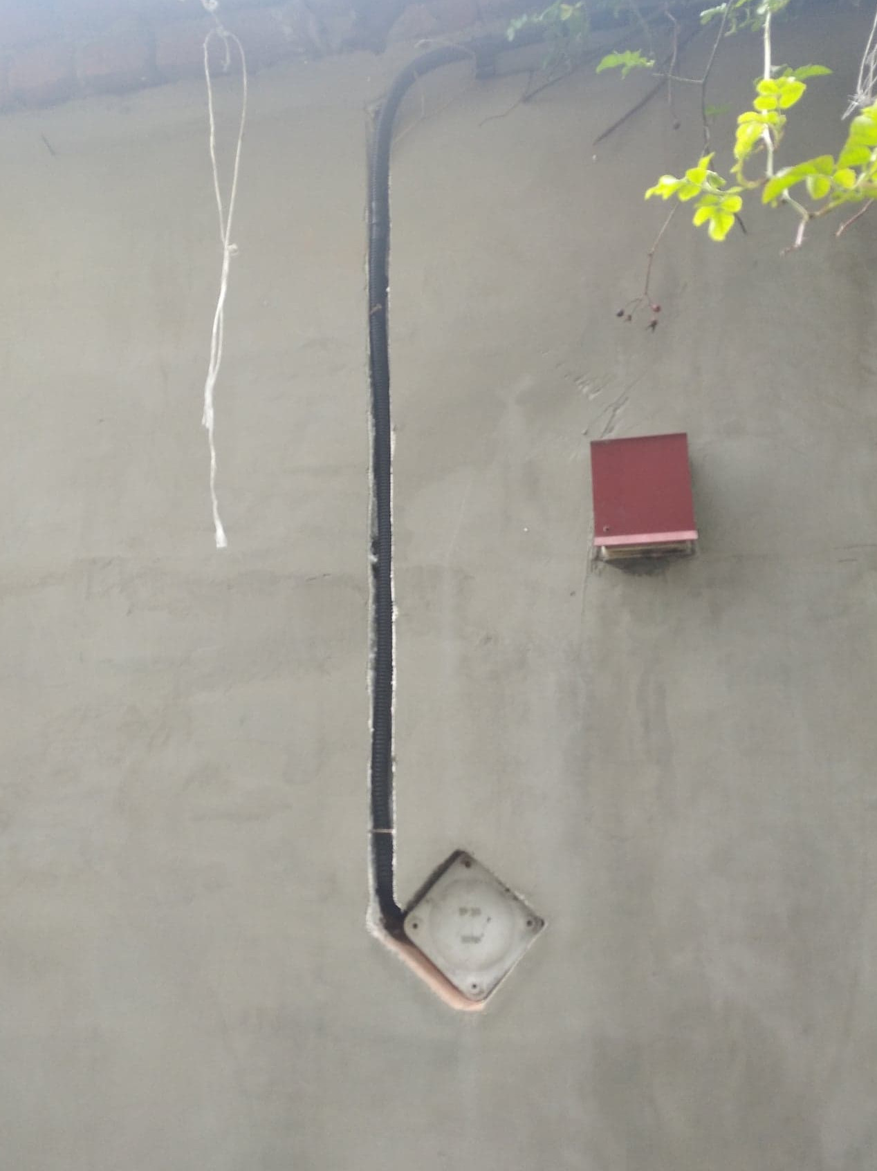 Podłączenie instalacji do gniazda trójfazowego na zewnątrz budynku.