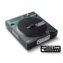 Profesjonalny gramofon cyfrowy RANE TWELVE MKII z logo 'MY NAME IS FREEMAN', używany przez DJ-ów z Szymanowa i okolic.