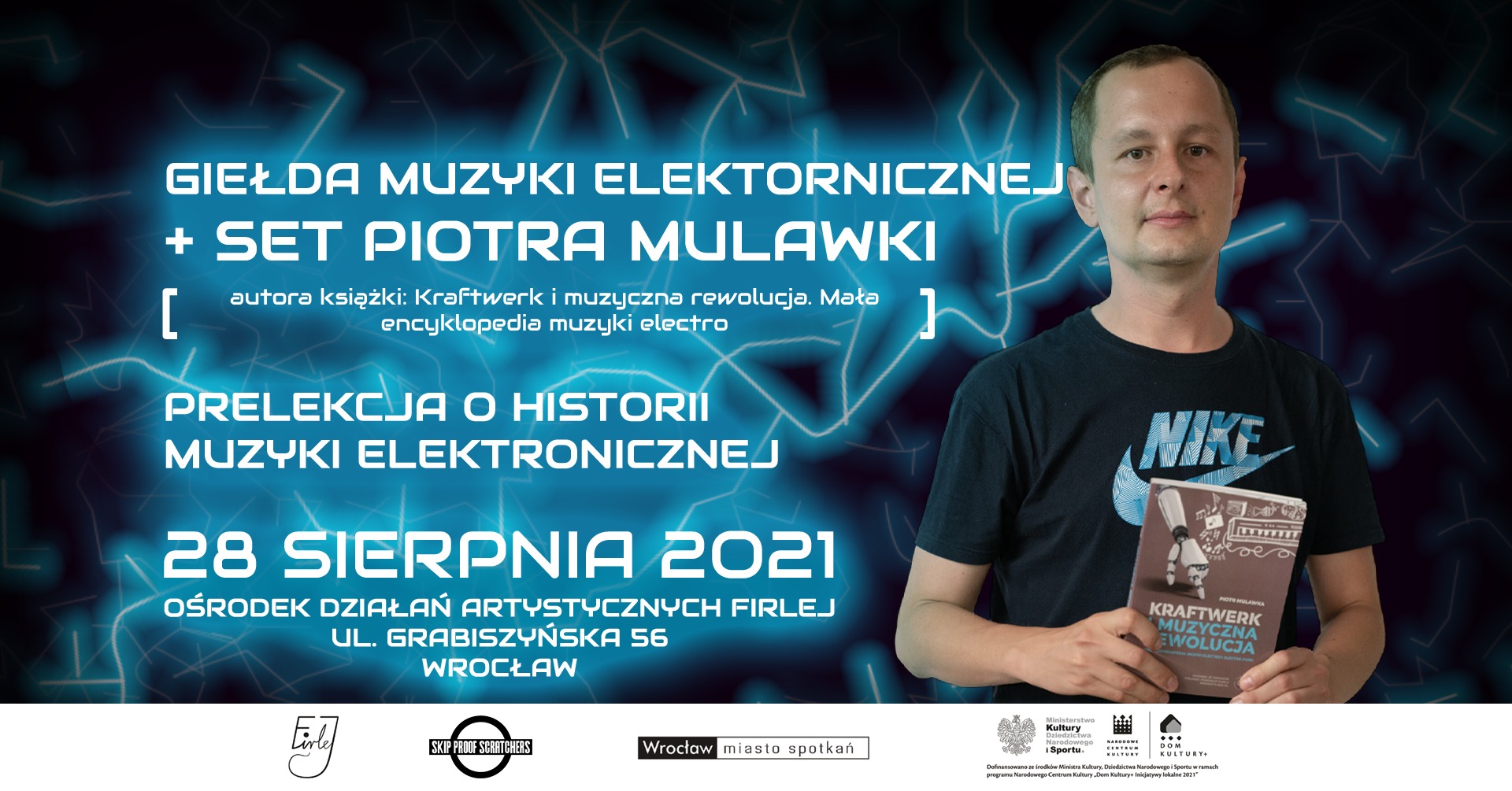 Plakat wydarzenia muzyki elektronicznej w Szymanowie, prezentujący autora książki o Kraftwerk, Piotra Mulawkę, trzymającego egzemplarz publikacji na tle neonowego napisu 'Giełda Muzyki...