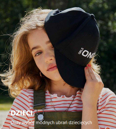 Dziewczynka w paski bluzce i ogrodniczkach, częściowo zasłonięta czarną czapką z napisem 'GIRLS ONLY', z delikatnym makijażem i złotymi kolczykami.