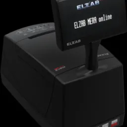 Czarna kasa fiskalna Elzab Mera Online z podświetlonym ekranem, widoczna z perspektywy lekko z góry, na czarnym tle.