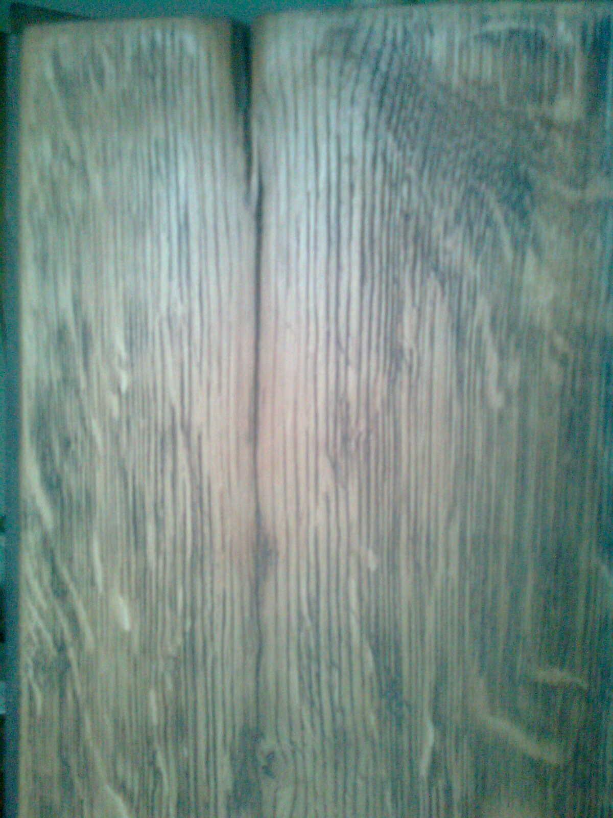 Fragment podłogi dębowej rustikalnej, z widocznymi słojami i postarzaną powierzchnią.