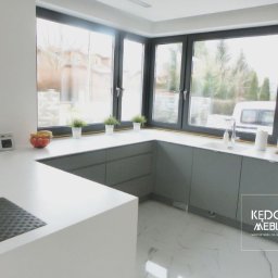 KĘDO Kędzior Dariusz - Meble kuchenne w szarym kolorze z cienkimi blatami nadają sznyt nowoczesności.