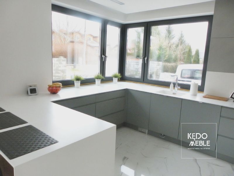 Meble kuchenne w szarym kolorze z cienkimi blatami nadają sznyt nowoczesności.