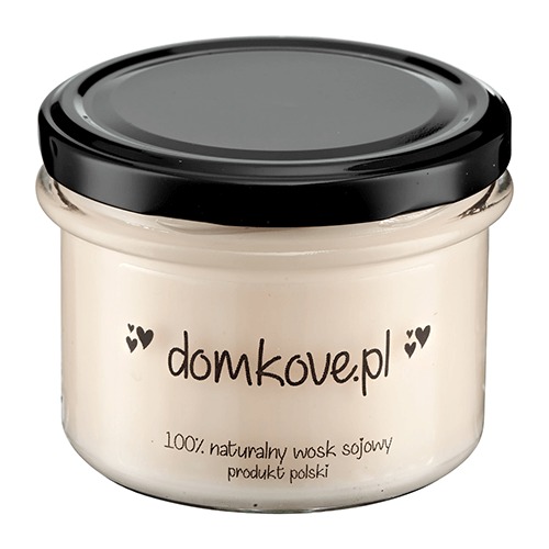 Szklany słoik z beżowym woskiem sojowym, czarną nakrętką i napisem 'domkove.pl' z małymi serduszkami, oznaczony jako '100% naturalny wosk sojowy, produkt polski'.